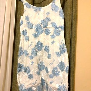 Knee length sleeveless dress with a over layer